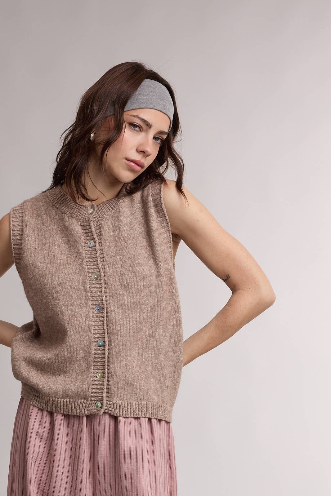 SLEEVELESS SWEATER VEST / WL26-13059